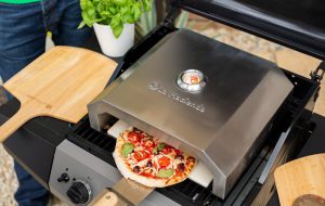 Read more about the article The Ultimate Guide To Your Outdoor Pizza Oven
